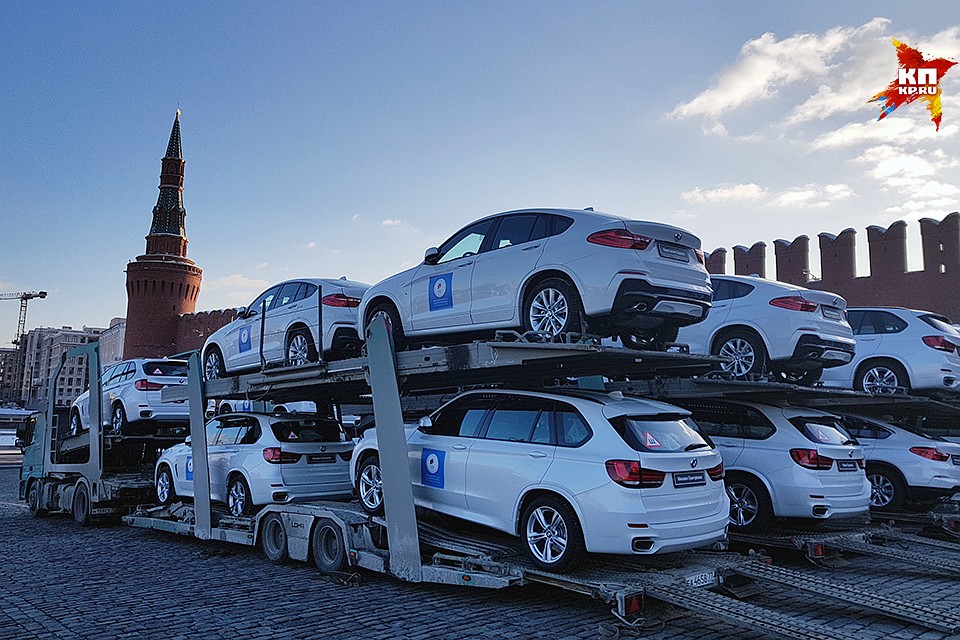 BMW для олимпийцев доставили на Красную площадь Фото: Алиса ТИТКО