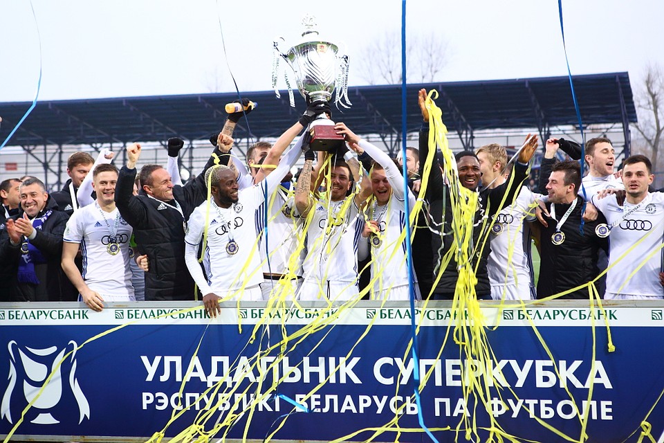 Брестское "Динамо" с Кубком и желто-синий салют.
