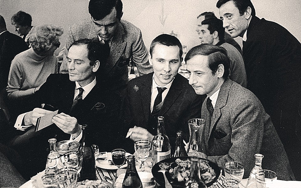 Слева направо: Пьер Карден, Вячеслав Зайцев и креативный директор Dior Марк Боан на тайной встрече в гостинице «Киевская» в 1965 году. После нее о советском модельере узнал весь мир. Фото: Личный архив Вячеслава Зайцева
