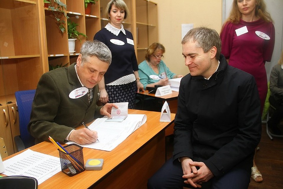 Владимир Панов проголосовал и за приоритетные объекты благоустройства. Фото: Роман ИГНАТЬЕВ