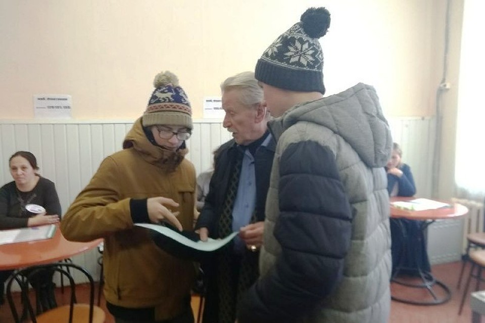 Пару сопровождали их сыновья, Иван и Федор. Фото: Олег ЗОЛОТО
