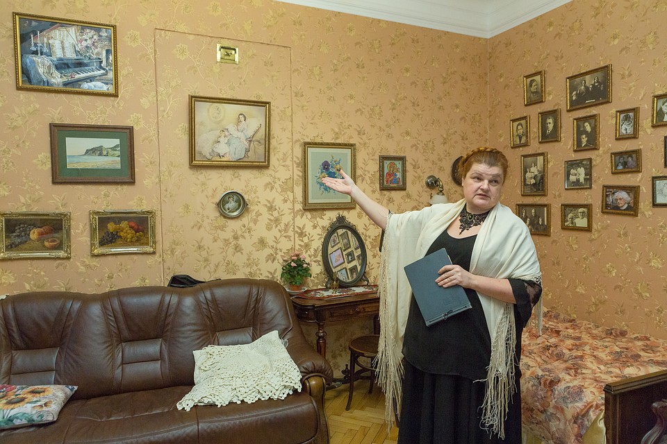 Квартира живая. Например, фотографии - привет из современности: раньше таких больших не печатали Фото: Олег ЗОЛОТО