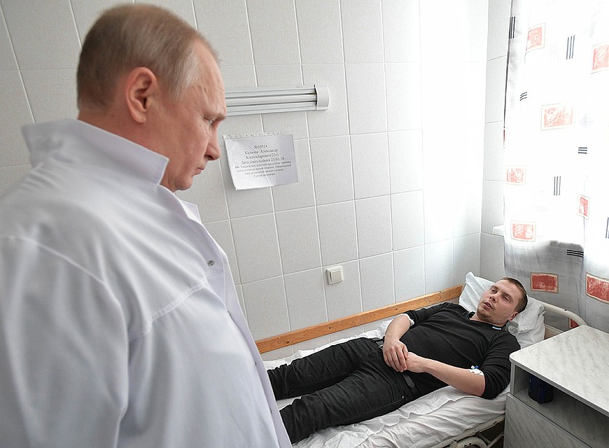 27 марта 2018. Президент России Владимир Путин во время встречи с пострадавшими в пожаре торгово-развлекательного центра "Зимняя вишня" на проспекте Ленина. ФОТО Алексей Дружинин/пресс-служба президента РФ/ТАСС