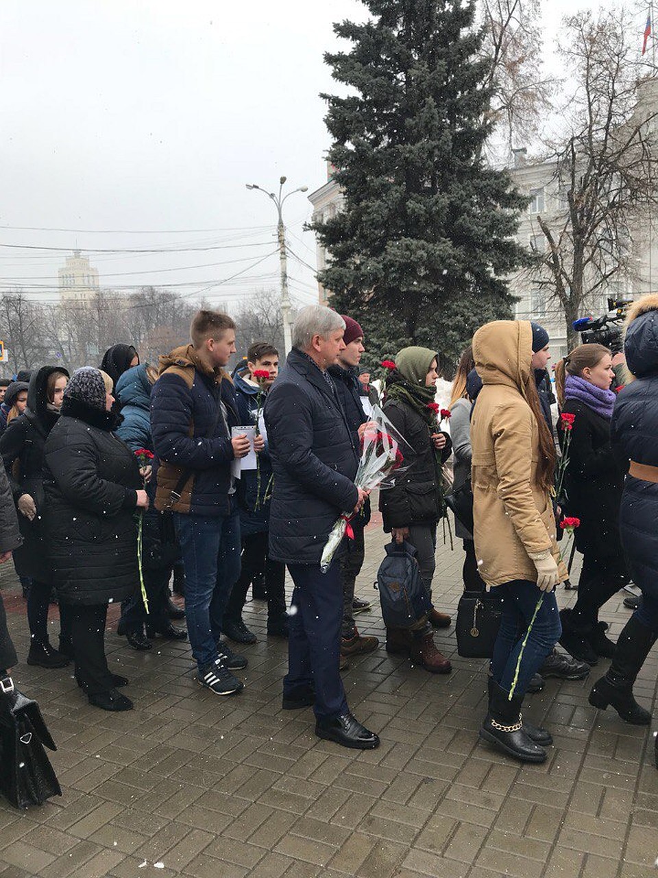 Глава региона одним из первых возложил букет роз. Фото: Анна ПОПОЛИТОВА