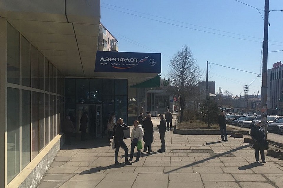 Формировать очереди горожане начали еще до открытия авиакасс Фото: Екатерина СВИНОВА