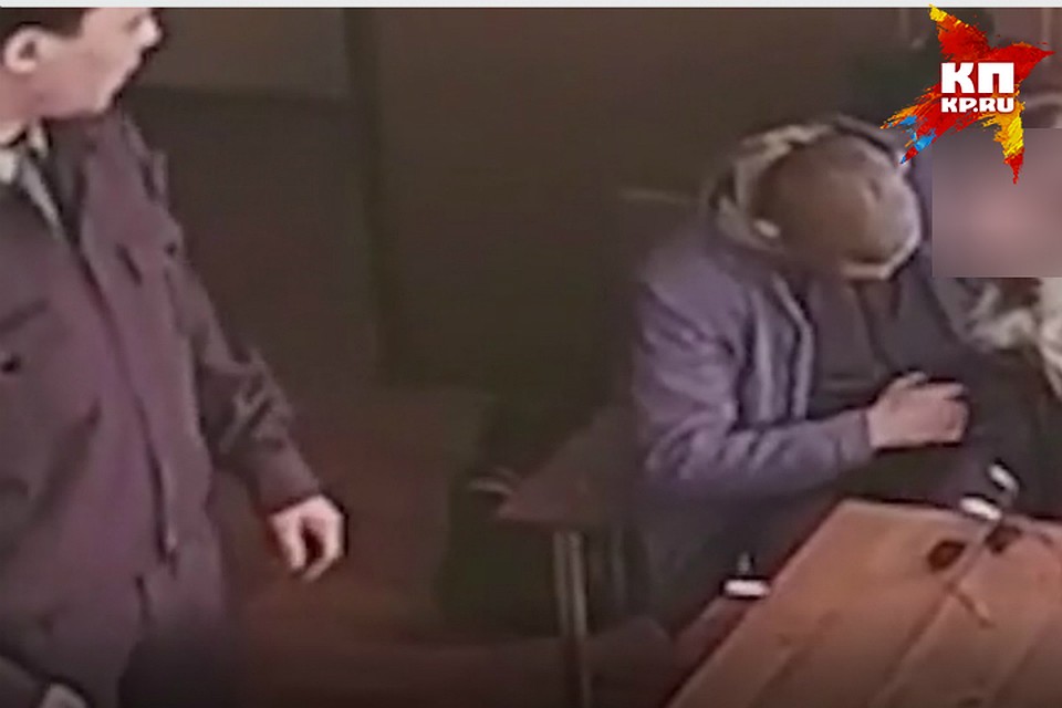 "Выступление" прекратилось, только когда на них гаркнул пристав. Фот: скрин с видео.