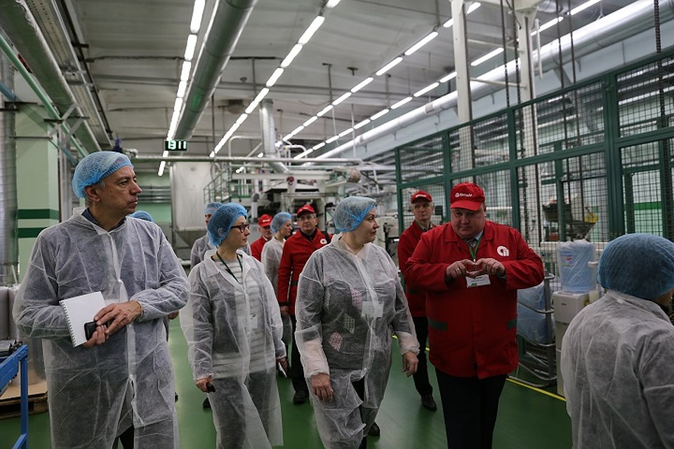 Все работники и гости перед заходом в цеха снимают с себя украшения и облачаются в спецодежду, в нашем случае — одноразовую. Фото: ПАО "Сбербанк"