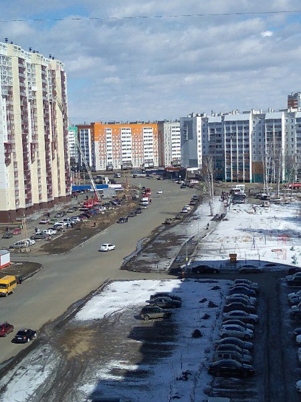 Тушить квартиру пришлось при помощи автолестниц. ФОТО: группа "Парковый Челябинск".
