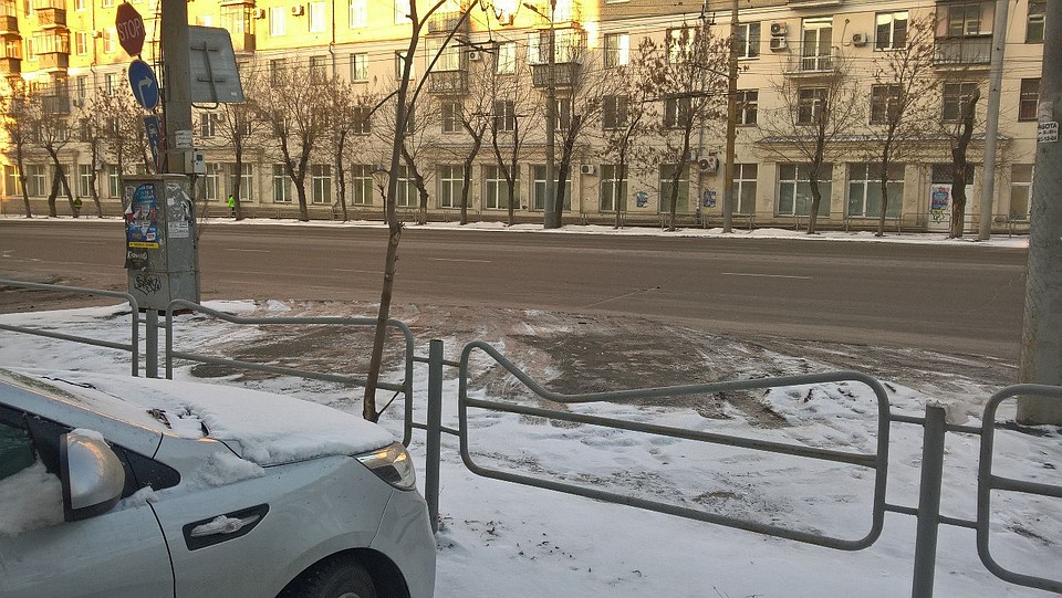 Этот забор по улице Свободы помялся, вероятно, не от наезда лихача на большой скорости, а кто-то габаритный просто смял его, давая задний ход. Зачем такие ограждения? Фото: Андрей СОКОЛОВ