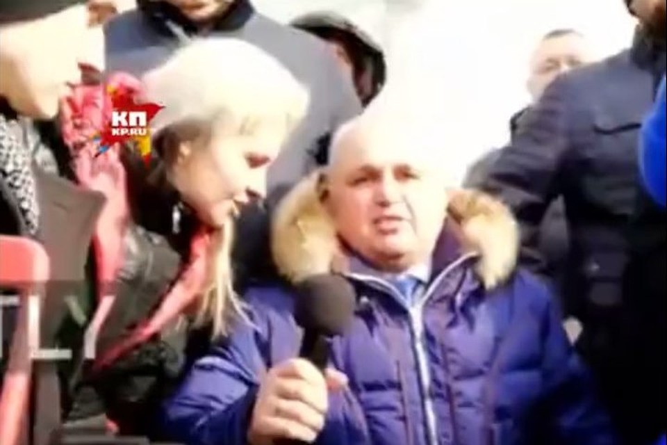 Сергей Цивилев встал на колени перед родственниками погибших на пожаре в "Зимней вишне"