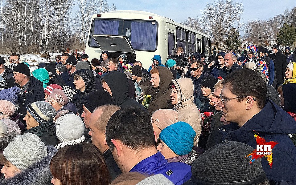 На похоронах членов семьи Москоленко Фото: Ульяна СКОЙБЕДА