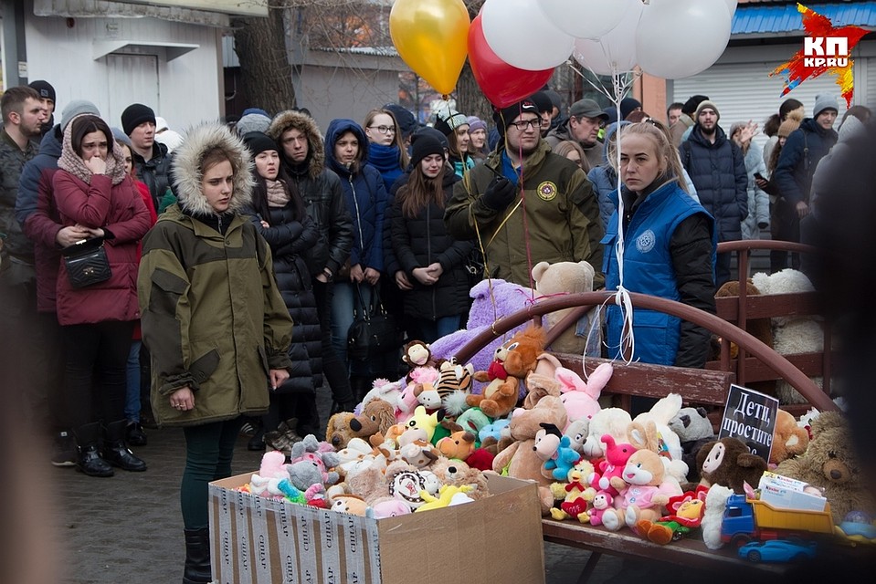 С 26 марта волонтеры ведут круглосуточное дежурство у мемориала Фото: Кирилл ЧАЩИН