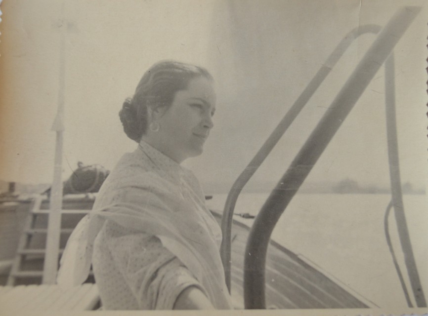 Элина всегда была там, где местные. И постоянно пыталась научиться чему-нибудь. Фото: предоставлено "Отделом культуры, физической культуры и спорта Администрации Каменского района"
