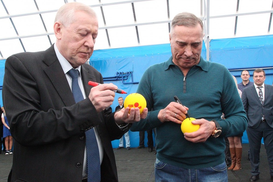 Автограф на память: Евгений Тефтелев и Александр Аристов.