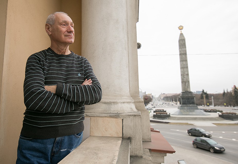 Эдуард Борисович живет в этом доме с двухлетнего возраста. Фото: Павел МАРТИНЧИК