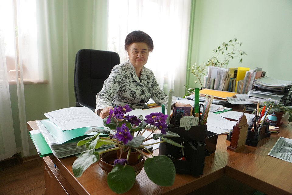 Директор библиотеки - Валентина Илларионовна Вязовая возглавляет книжное царство много лет. Фото: Юлия АНДРИЕНКО