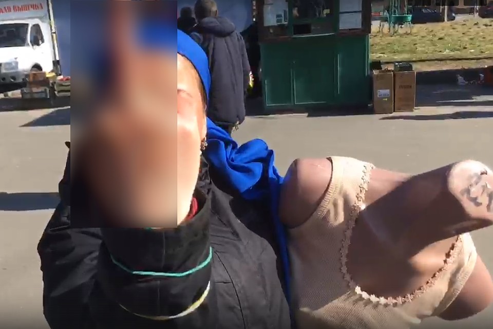 Прекрасные дамы у "Ломоносовской" бурно выражали активисту свои эмоции.
