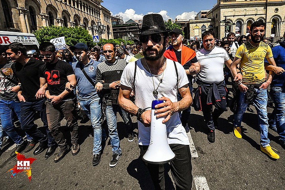 Уличные протесты в Ереване хорошо организованы Фото: Сергей МЕДВЕДЕВ