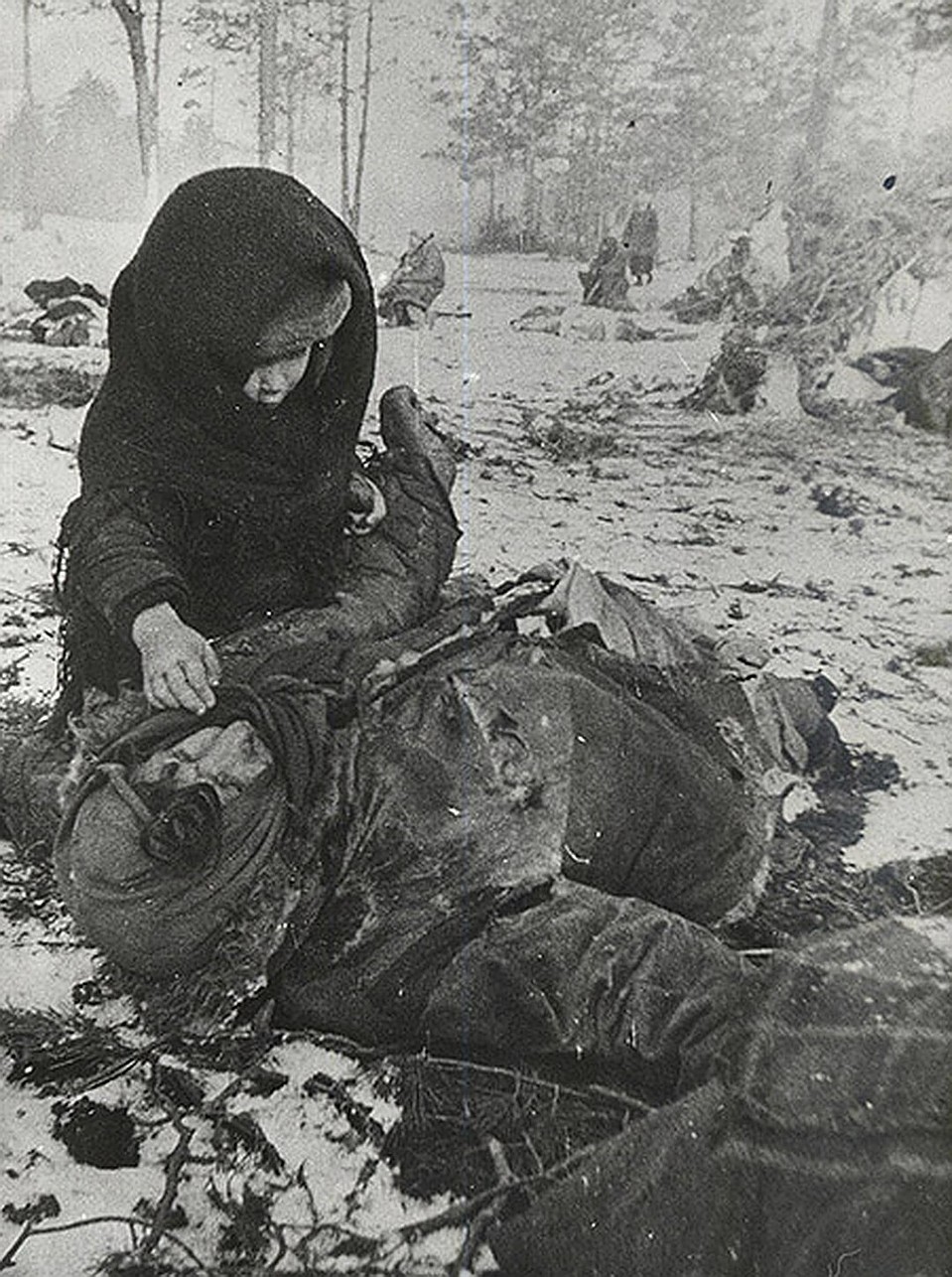 Вера Сергеевна уверена, что на этом фото тоже она. Ребенок рядом с убитой матерью. Концлагерь для гражданского населения «Озаричи». Беларусь, Гомельская область. Март 1944. Фото: Евгений ПОДШИВАЛОВ.