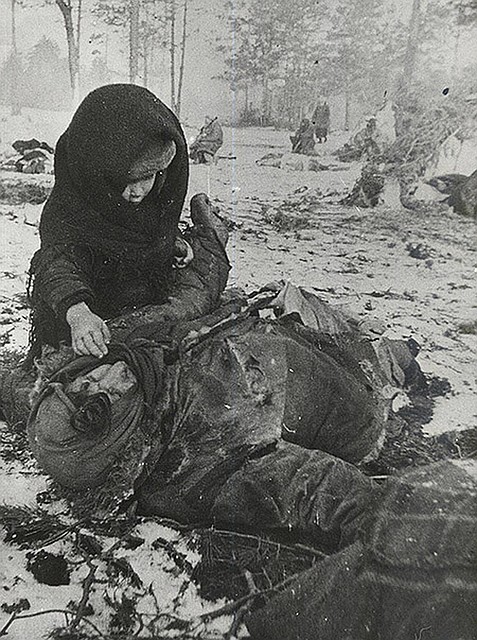 Вера Сергеевна уверена, что на этом фото тоже она. Ребенок рядом с убитой матерью. Концлагерь для гражданского населения «Озаричи». Беларусь, Гомельская область. Март 1944. Фото: Евгений ПОДШИВАЛОВ.