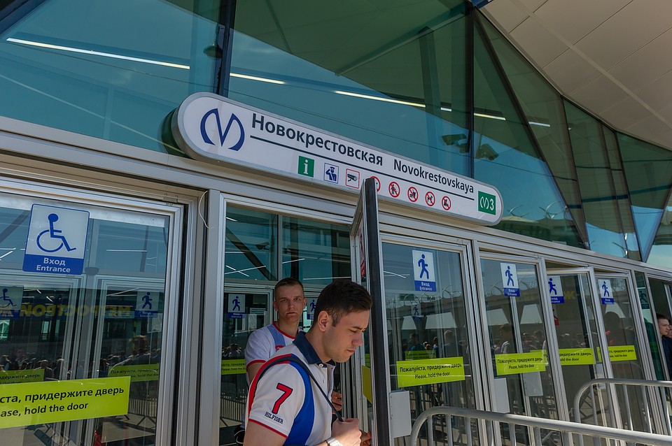 Большинство первых пассажиров - болельщики Фото: Олег ЗОЛОТО
