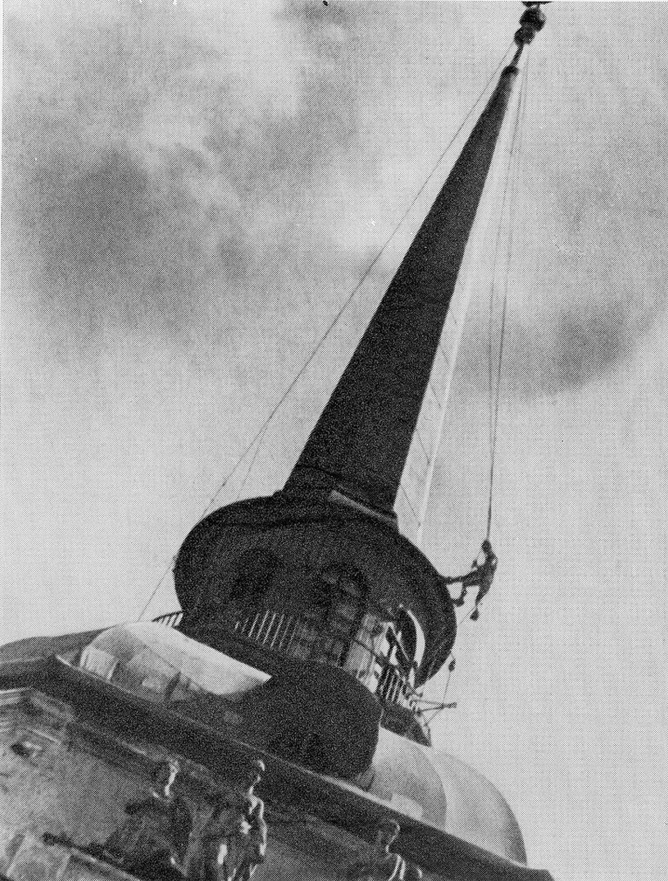 Демаскировка шпиля Адмиралтейства в 1944 году.