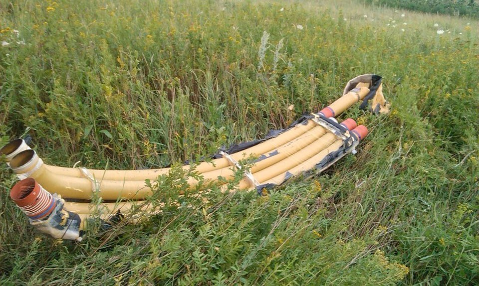 Это воздуховоды - часть системы кондиционирования самолета. Фото: Николай ВАРСЕГОВ