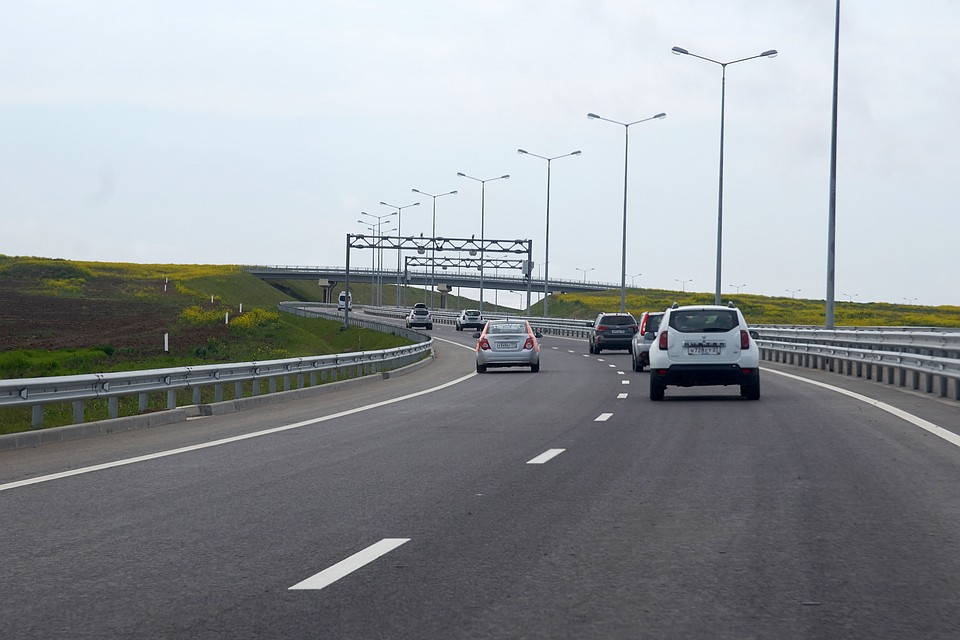 Движение по автомобильной части моста открылось 16 мая. Фото: Василий БАТАНОВ
