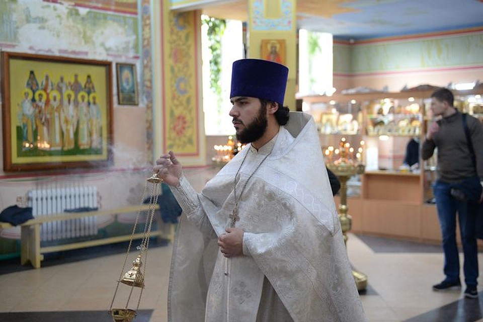Отец Сергий вместе с прихожанами держал дверь в то время, когда террористы пытались ее открыть и стреляли через нее в упор. Фото: Саид Царнаев.