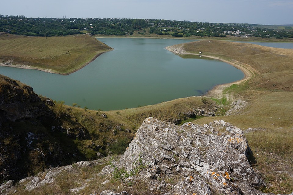 Со Скалы Любви у села Вэратик - голубые воды реки Чугур Фото: Наталья СИНЯВСКАЯ