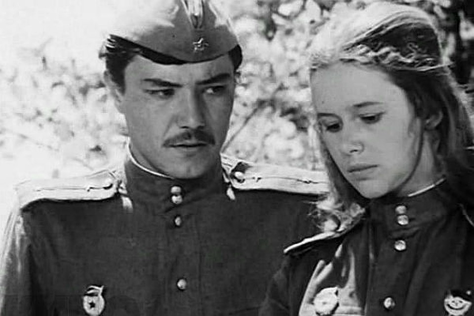 Актеры Рустам Сагдуллаев и Евгения Симонова в фильме "В бой идут одни старики".