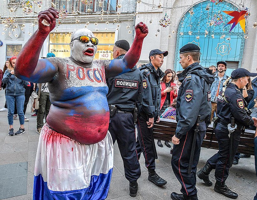 Необычный болельщик российской сборной в центре Москвы. Фото: Михаил ФРОЛОВ