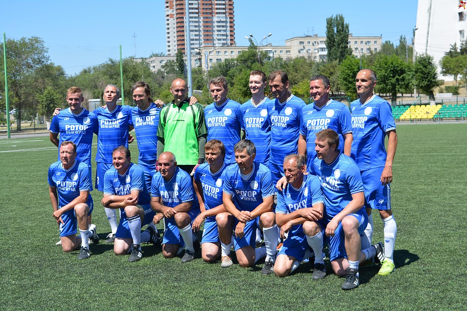 Игроки легендарного "Ротора" вновь вышли на поле в одной команде, как много лет назад. Фото: Инна ШЕРЕМЕТЬЕВА