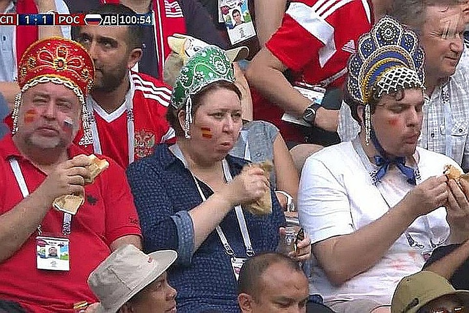 Эти несколько секунд двое мужчин и женщина так смачно ели, что за несколько минут стали знаменитыми