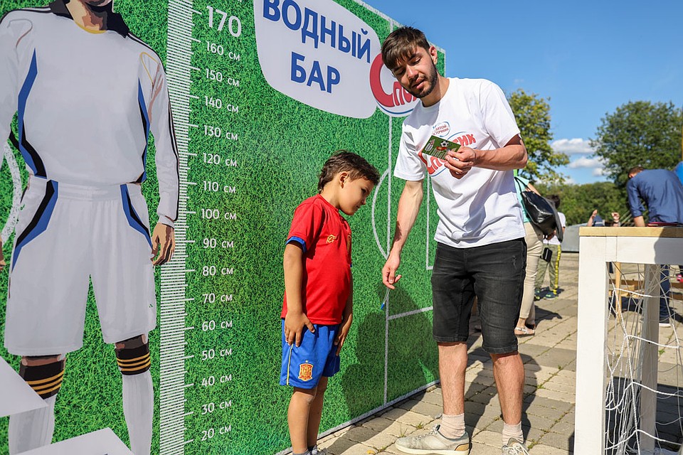 Бармены в игровой форме расскажут, почему важно пить чистую воду, рассчитают каждому юному футболисту его дневную норму в зависимости от веса, роста и физической активности.