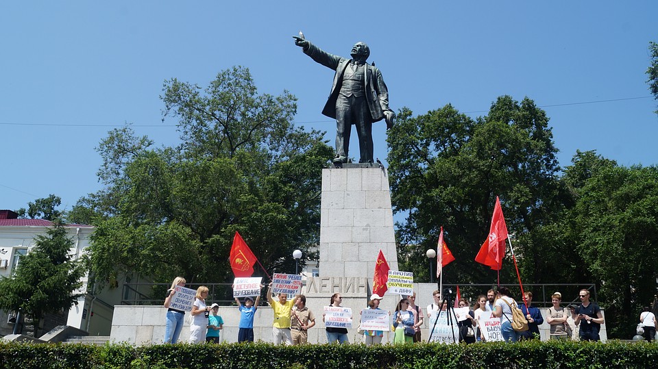 В. И. Ленин показывает путь к бесплатному образованию Фото: Артём КАБАНКОВ
