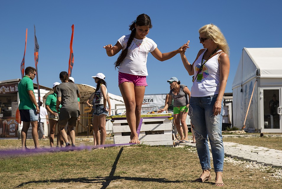 Slackline - развлечение для юных. Фото: Наталья Гоцанюк