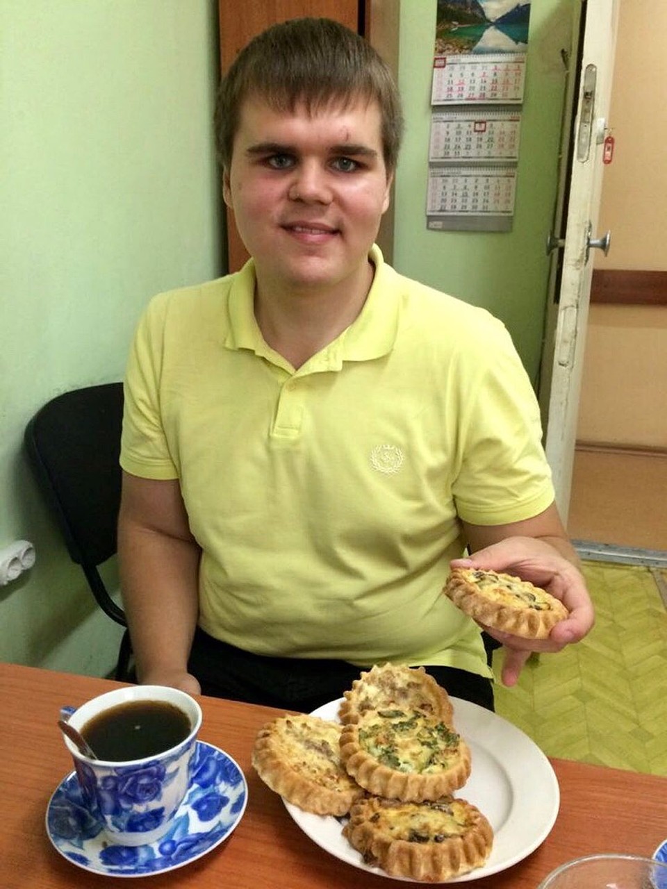В каждом из городов Владимир пробует новые блюда. В Удмуртии его закормили перепечами и пельменями.