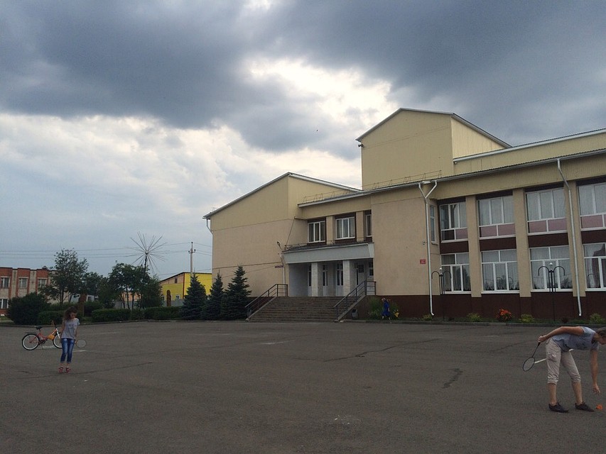 На центральной площади села всего много людей Фото: Роман Меркушев
