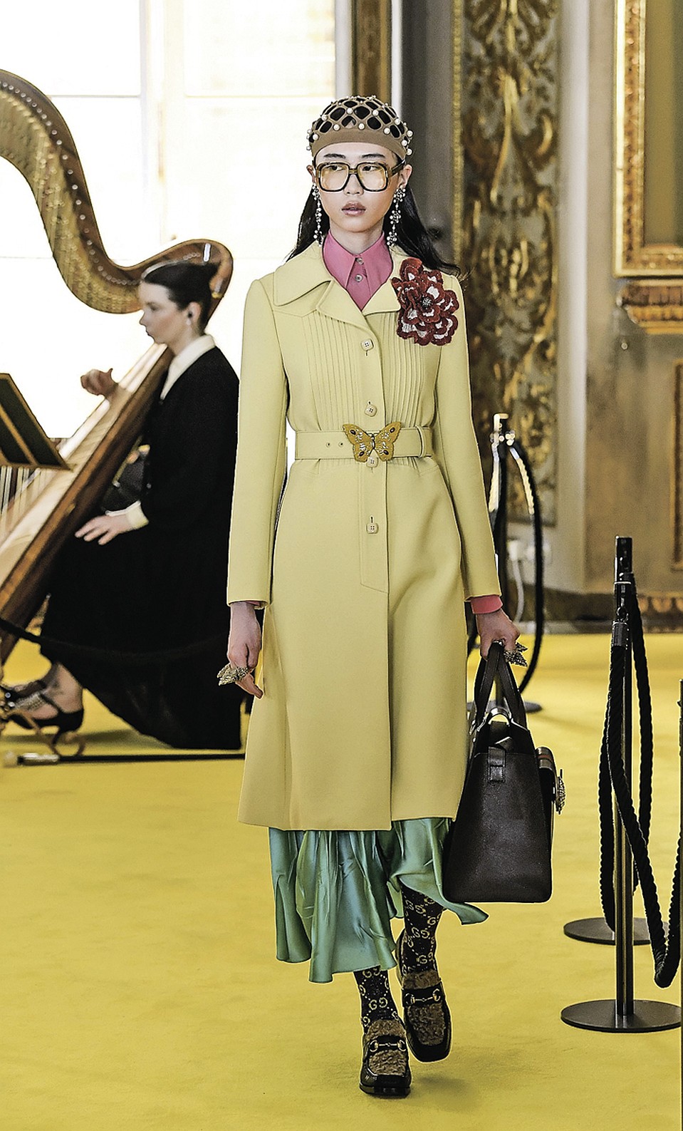 Так выглядит оригинальное пальто Gucci - с ярким цветком на груди. Фото: GLOBAL LOOK PRESS