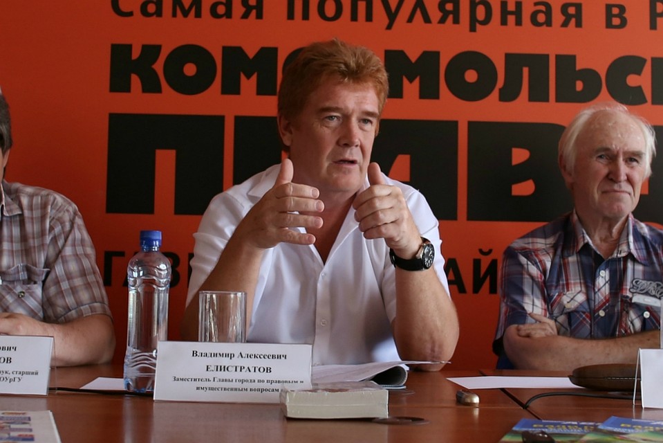 Замглавы города Владимир Елистратов уверен, что дому ничто не угрожает. Фото: Валентина ВАГАНОВА