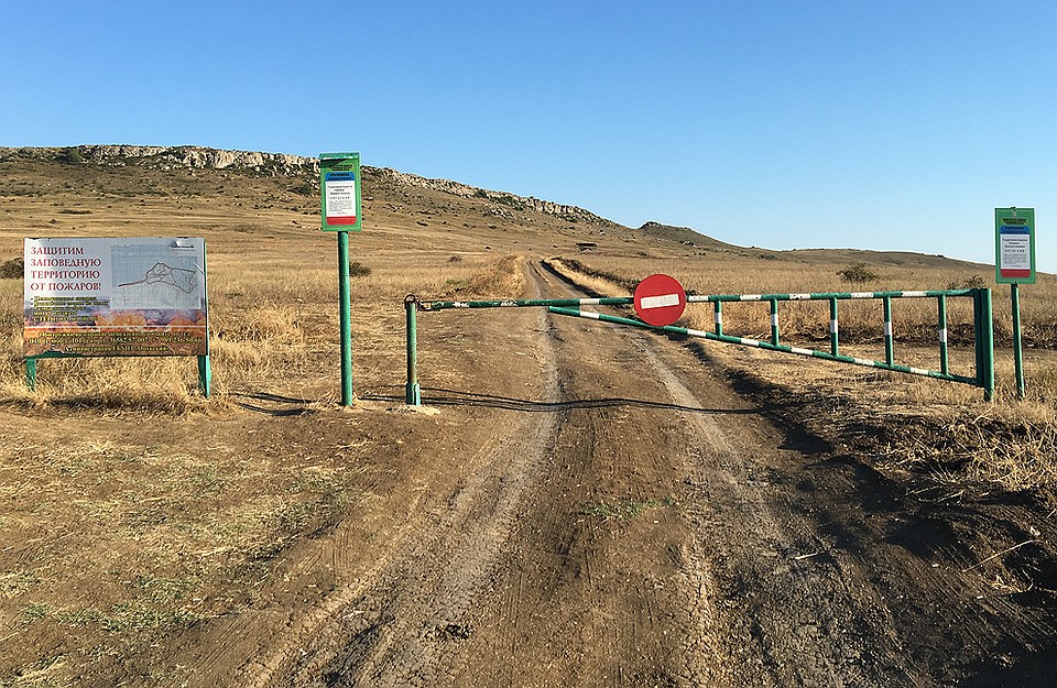 Шлагбаум как бы намекает: не надо туда ехать! А люди все равно лезут... Фото: Ульяна СКОЙБЕДА
