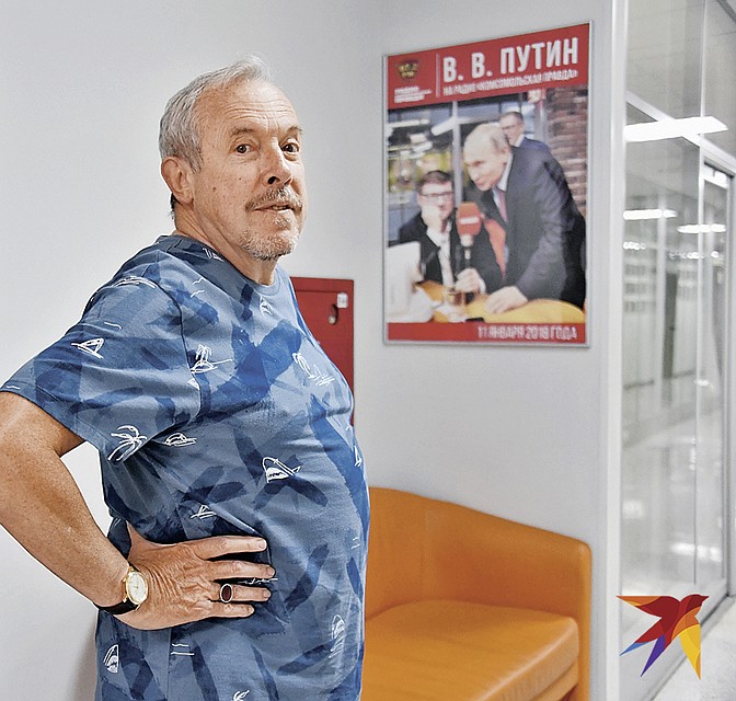Увидев в коридоре Радио «КП» портрет Путина, Макаревич удивился: он тоже к вам приезжал? И сфотографировался на его фоне. Фото: Владимир ВЕЛЕНГУРИН
