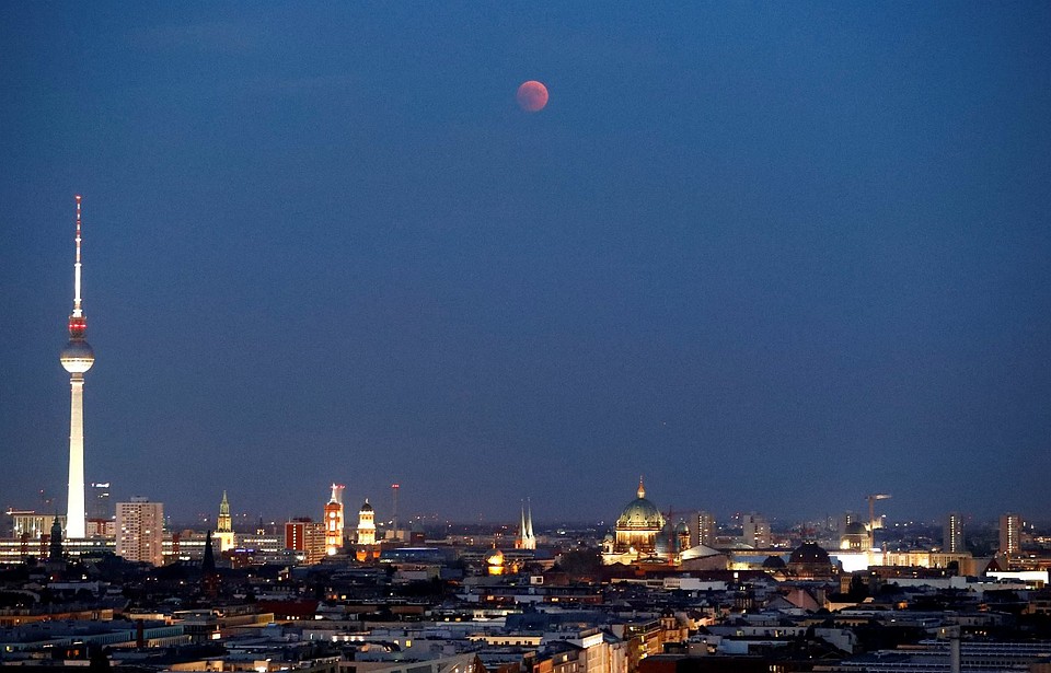 "Кровавая луна" 27 июля 2018 года над Берлином Фото: REUTERS