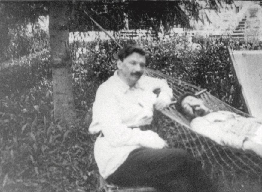 Вячеслав Менжинский с Феликсом Дзержинским во время его лечения в Крыму. 1926 год. Фото: Архив ФСО РФ
