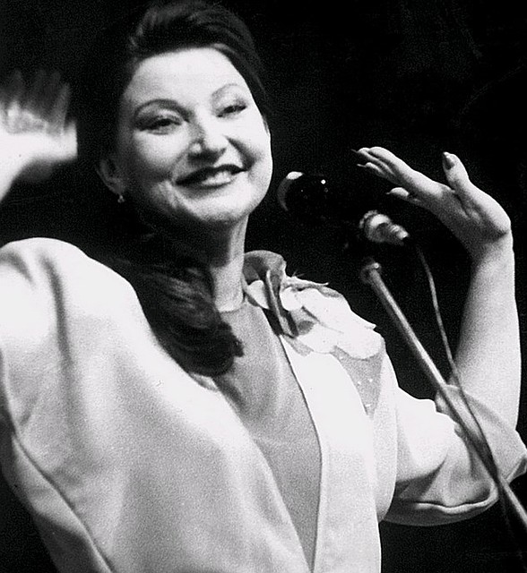 Елена Степаненко в спектакле "Доброе слово и кошке приятно", 1980 год. ФОТО e-petrosyan.ru