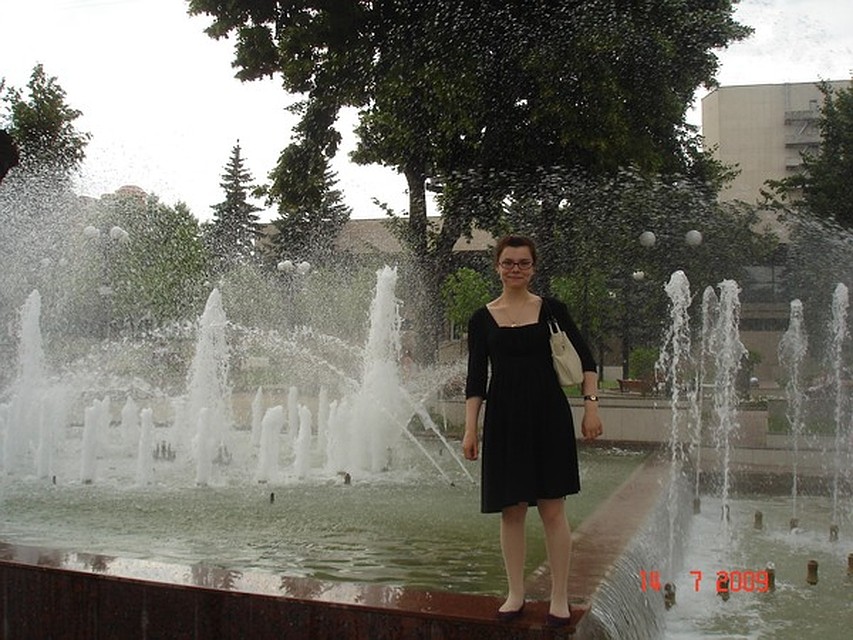 Татьяна позирует напротив Тульского академического театра драмы, 2009 год