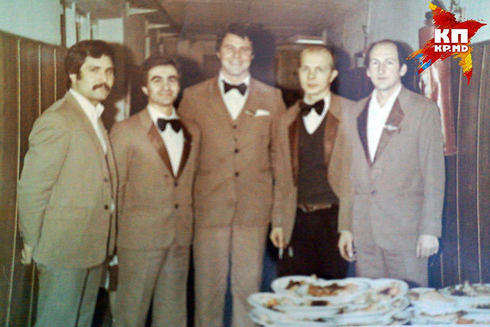 Официанты ресторана "Ла Извор" во второй половине 1980-х. Фото: из архива В.Митина