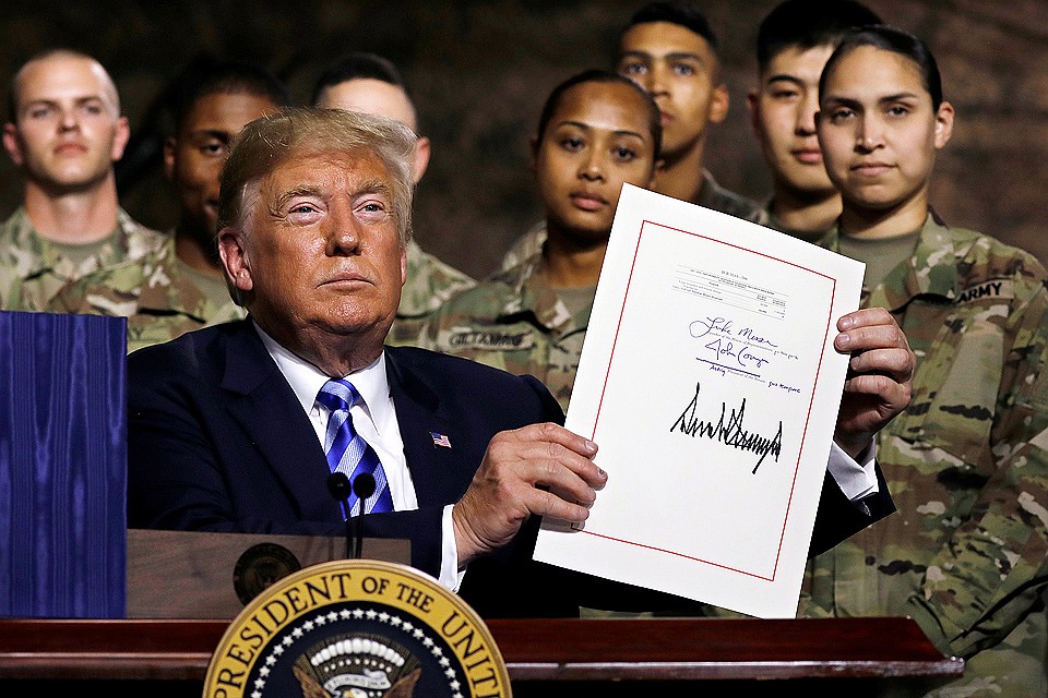 В понедельник 13 августа Дональд Трамп подписал самый большой военный бюджет в истории США. Фото: REUTERS