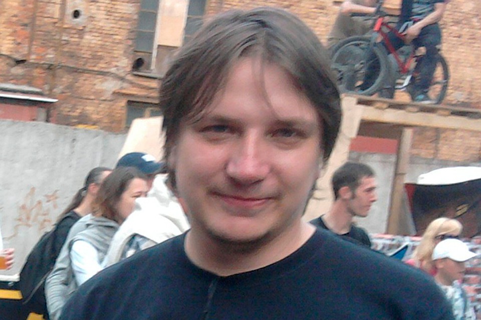 Илья Берсенев стал одним из первых, кто растолкал толпу и принялся вызволять людей из «строительного» плена. Фото: СОЦСЕТИ